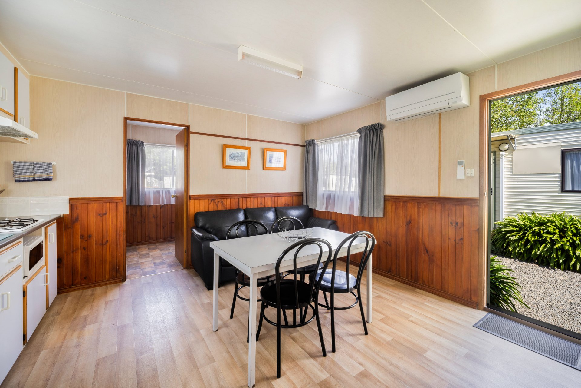 Superior One Bedroom Couples Cabin – Lake Hamilton Motor Village — photo 2 of 9