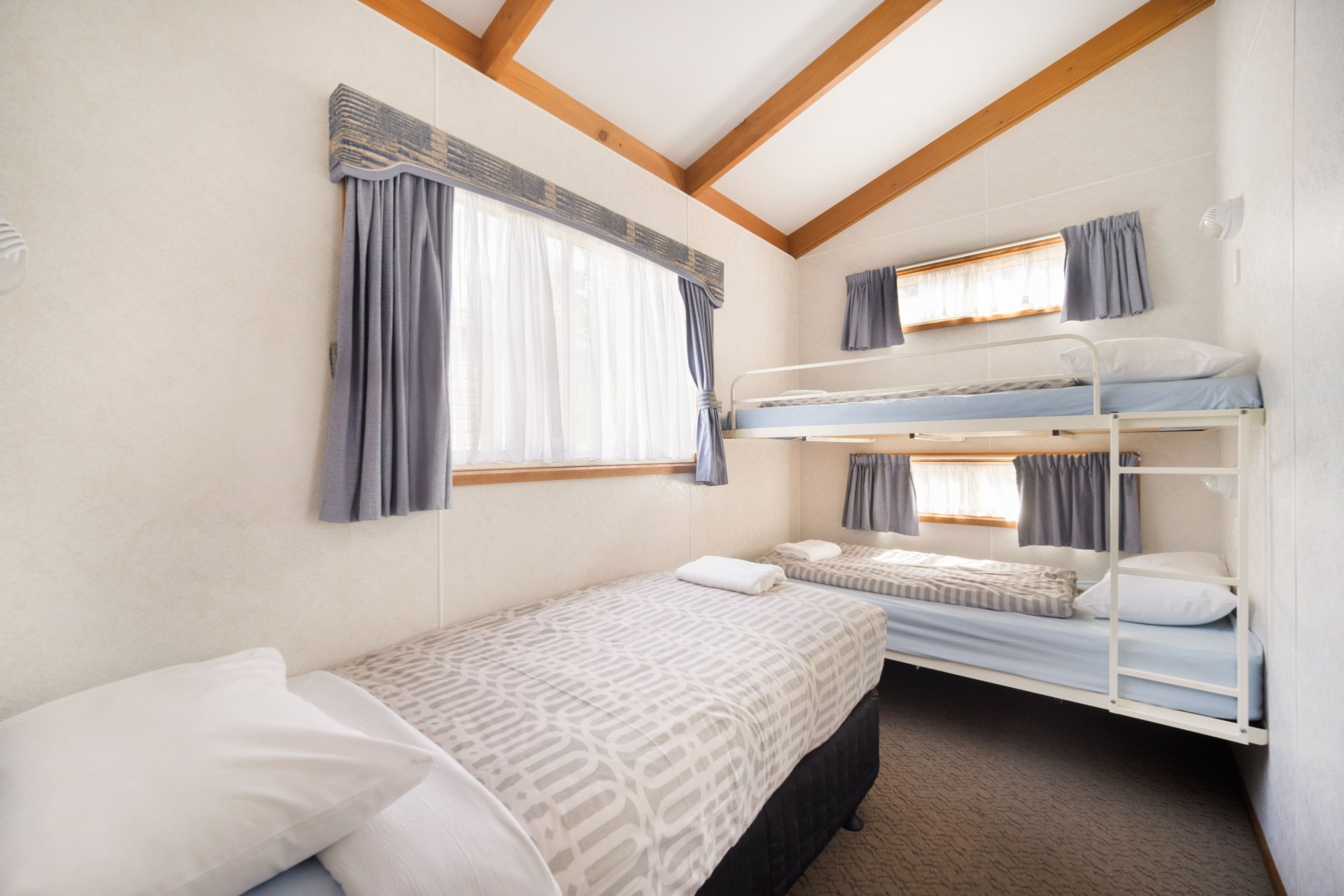 Superior Family Cabin Plus – Lake Hamilton Motor Village — photo 3 of 7