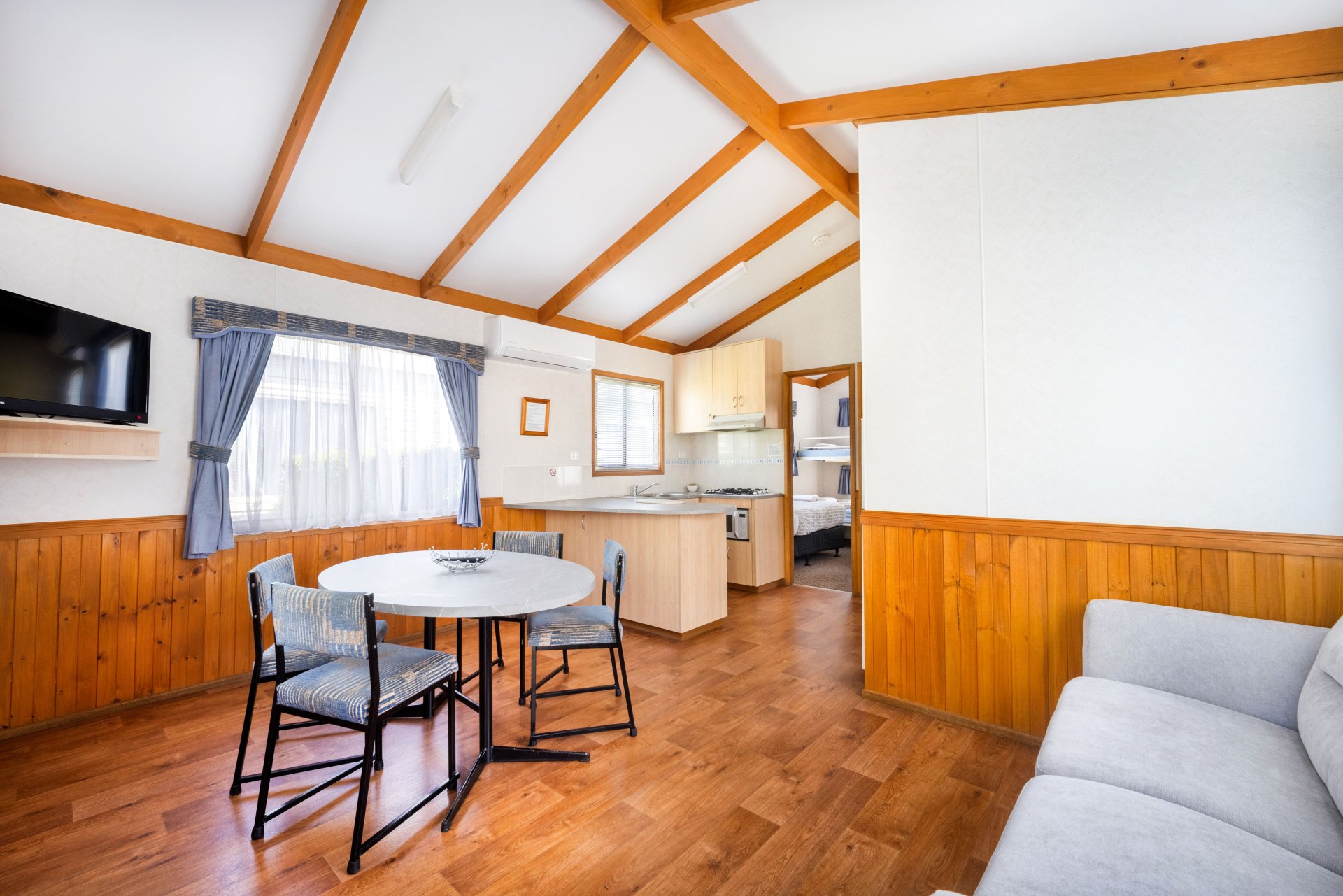 Superior Family Cabin – Lake Hamilton Motor Village — photo 7 of 9